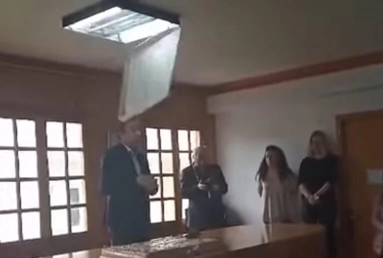 Απίστευτες σκηνές: Φωτιστικό έπεσε στο κεφάλι του δημάρχου Ιωαννίνων την ώρα που μιλούσε! (βίντεο)